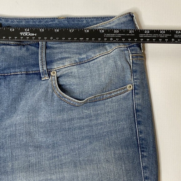 Torrid Premium Destroyed Skinny Jegging Light Wash Denim Jeans Size 24 R - Picture 11 of 11